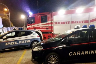 Giovane precipita dal cavalcavia ferroviario e muore