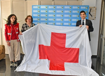 8 MAGGIO: GIORNATA MONDIALE DELLA CROCE ROSSA - CONSEGNATA AL PRESIDENTE ACQUAROLI LA BANDIERA CHE SVENTOLERÀ A PALAZZO RAFFAELLO