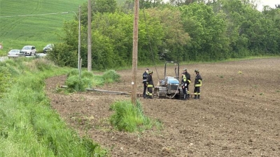 Grave 19enne su trattore travolto da un palo della telefonia