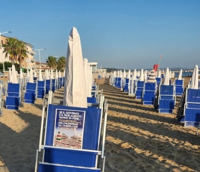 Scatta la protesta, ombrelloni chiusi stamattina sulle spiagge marchigiane