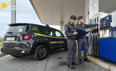 Raffica di controlli della Guardia di Finanza per i carburanti, otto irregolarità riscontrate nel Piceno
