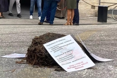 Letame davanti al tribunale di Ancona ed insulti ai magistrati