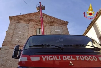 Croce pericolante sopra la chiesa rimossa dai Vigili del Fuoco