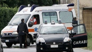 Aggredisce la compagna incinta, fuggendo cade procurandosi un politrauma