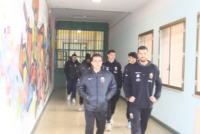 Ascoli Calcio nel carcere di Marino con i detenuti, donate le divise