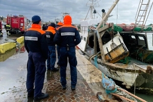 Peschereccio rischia di affondare nel porto di San Benedetto
