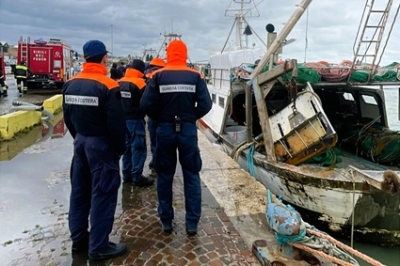 Peschereccio rischia di affondare nel porto di San Benedetto