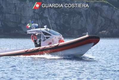 Guardia costiera recupera naufraghi da unita' affondata