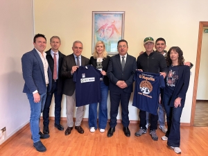 Consegna della prima maglia ufficiale della cicloturistica &ldquo;L&rsquo;Aquila Citt&agrave; Territorio&rdquo;