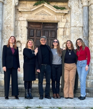Le donne del Caff&egrave; Letterario modelle per un giorno: a San Benedetto dei Marsi brilla il nuovo gioiello di Montaldi dedicato al portale di Santa Sabina