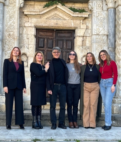 Le donne del Caffè Letterario modelle per un giorno: a San Benedetto dei Marsi brilla il nuovo gioiello di Montaldi dedicato al portale di Santa Sabina