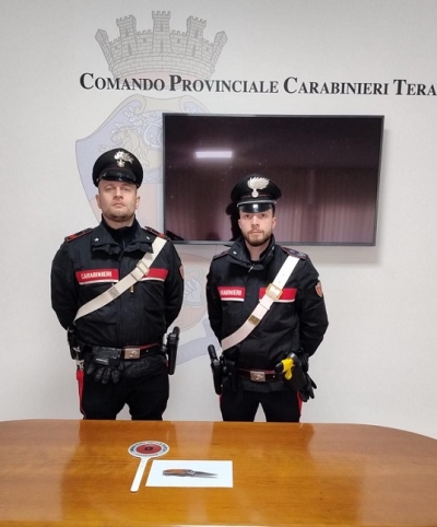 L’Arma dei Carabinieri intensifica i controlli nel centro di Teramo: fermato extracomunitario in possesso di coltello a serramanico