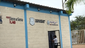 Progetto Isospam, il logo del Comune sulle strutture realizzate in Ecuador