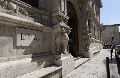 La sede di Banca Intesa a Palazzo Bazzani resterà operativa