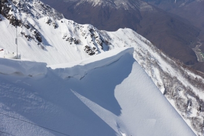Alpinista scivola su un pendio innevato, trauma alla caviglia
