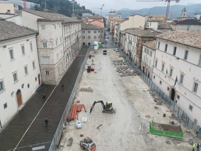 Ascoli Piceno - Piazza Arringo, lavori già allo step successivo: si procede a tempi record