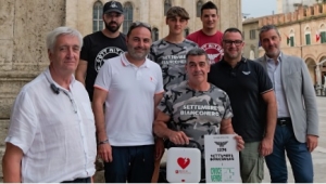 Ascoli Piceno - I tifosi del "Settembre Bianconero" regalano un defibrillatore alla citt&agrave;