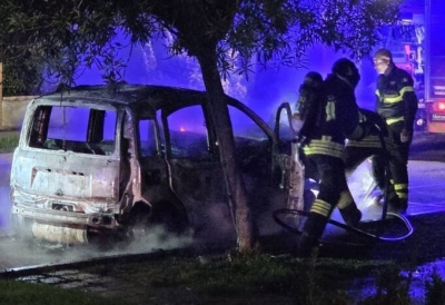 Giulianova, prende fuoco l'autovettura trafugata poco prima
