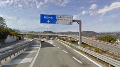 Ascoli Piceno - Incidente in Superstrada tra moto e furgone: un ferito