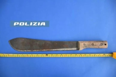Brandisce un machete vicino al parco giochi