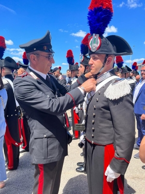 Figlio e collega, Vincenzo riceve gli alamari dal pap&agrave; Carabiniere
