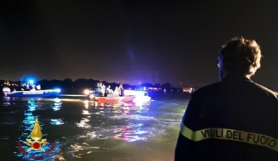 Aggredisce la madre durante una lite e poi fugge, ricerche in mare