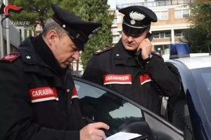 Aggrediscono un uomo nella sua auto, incastrati dalla videocamera di sorveglianza