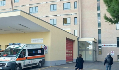 Paziente del pronto soccorso schiaffeggia infermiere, denunciato