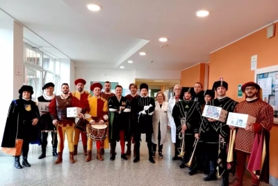 La Quintana porta doni alla Pediatria dell'ospedale di Ascoli Piceno