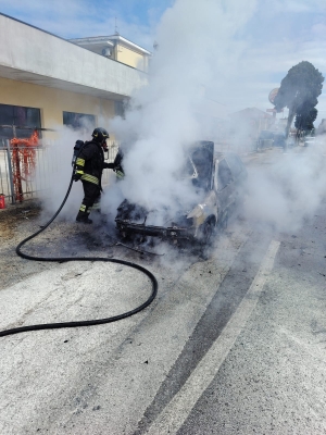 Auto a fuoco a Roseto, salva la donna che &egrave; scesa in tempo dal mezzo