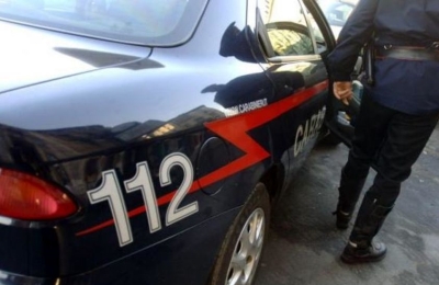 Sotto i fumi dell'alcol lancia in aria il cane, denunciato