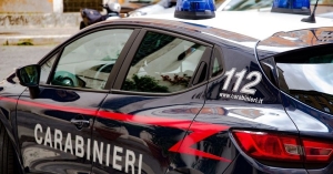Si barrica in casa durante lo sfratto e minaccia con una balestra
