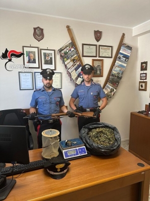 Sorpreso in casa con circa 3 chilogrammi di marijuana occultati all&rsquo;interno, arrestato
