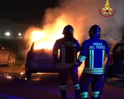A Civitanova prende fuoco un'auto sul lungomare, ipotesi dolo