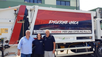 “Emozione Unica” – PicenAmbiente omaggia la Sambenedettese Calcio con un  camion compattatore personalizzato