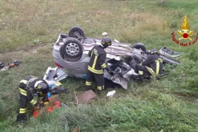 Schianto tra auto, una si ribalta. Due feriti