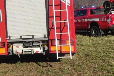 Atterraggio d'emergenza per un ultraleggero che si ribalta, illesi gli occupanti