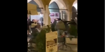Ascoli Piceno - Rissa in piazza del Popolo, volano anche sedie e tavolini