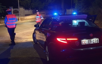 Picchia selvaggiamente coppia di anziani, lui è gravissimo