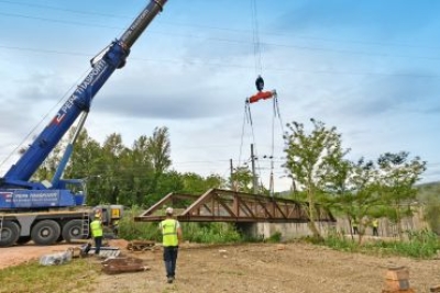 CICLOVIA DELL’ESINO, ASSE VERDE DALLA COSTA ALLE AREE INTERNE: VARATO IL PONTE STRATEGICO SUL FOSSO DEL LUPO TRA JESI E CASTELBELLINO