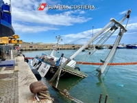 Recupero motopesca affondato in porto e monitoraggio ambientale a seguito del naufragio
