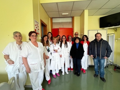 ONCOLOGIA AST ASCOLI: L’ASSOCIAZIONE ‘PREVENZIONE DONNA’ DONA AL REPARTO DI SAN BENEDETTO 21 TELEVISORI PER POSTAZIONI CHEMIOTERAPICHE