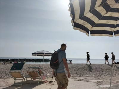 Novantenne rischia di affogare, salvato dal pronto intervento dei bagnanti