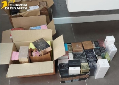 La Guardia di Finanza sequestra 200 tra profumi e prodotti cosmesi contraffatti