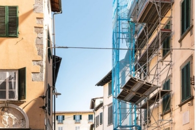 Ricostruzione post sisma, operaio cade da tre metri d'altezza