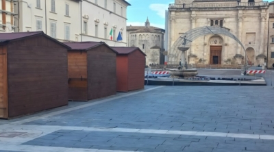 Ascoli Piceno - Villaggio di Natale, preparativi a piazza Arringo