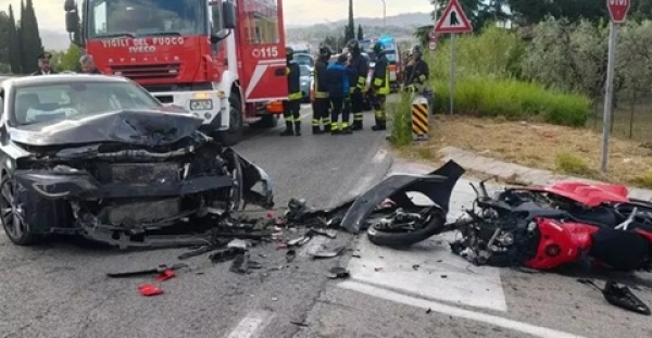 Schianto lungo la provinciale Piceno Aprutina, grave un motociclista