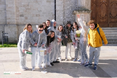Ascoli Piceno - Quintali di sale e qualche petardo: gli studenti festeggiano 