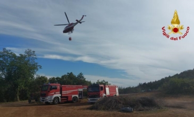 Vasto incendio ad Ascoli, in azione elicottero dei Vigili del Fuoco