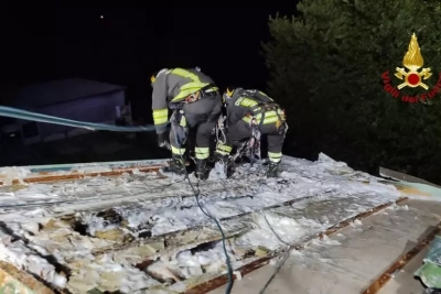 Prende fuoco il tetto di una casa in legno a Petritoli